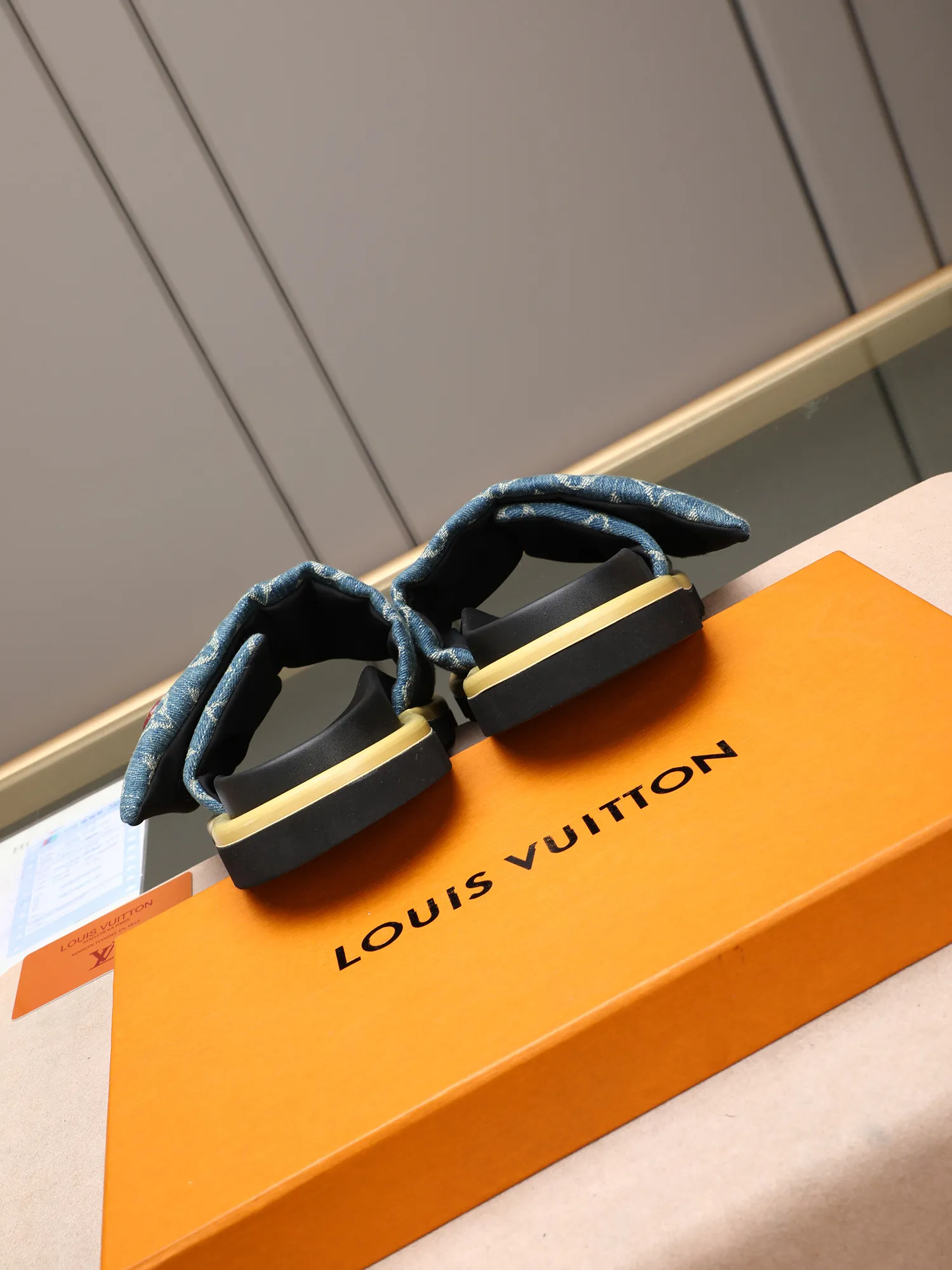 PP360 [LOUIS VUITTON] Louis Vuitton, LV printing, men's and women's slippers are on the market. The drawer box packaging comes with a cloth bag and a card. The upper pattern looks very soft and waxy, and it is a super versatile leg slimming tool. Fabric: imported denim/canvas/old fabric, LV hardware LOGO, official website pattern printing, comfortable to wear, feet: high-elastic PU water table. Sole: foam sole, heel height: about 5cm. Code number: 35-46, 35, 45, 46 are custom-made and non-returnable. Color: multiple colors and styles available.